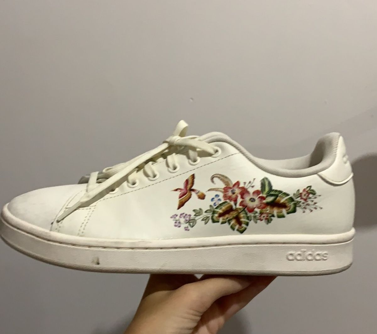 tenis branco florido