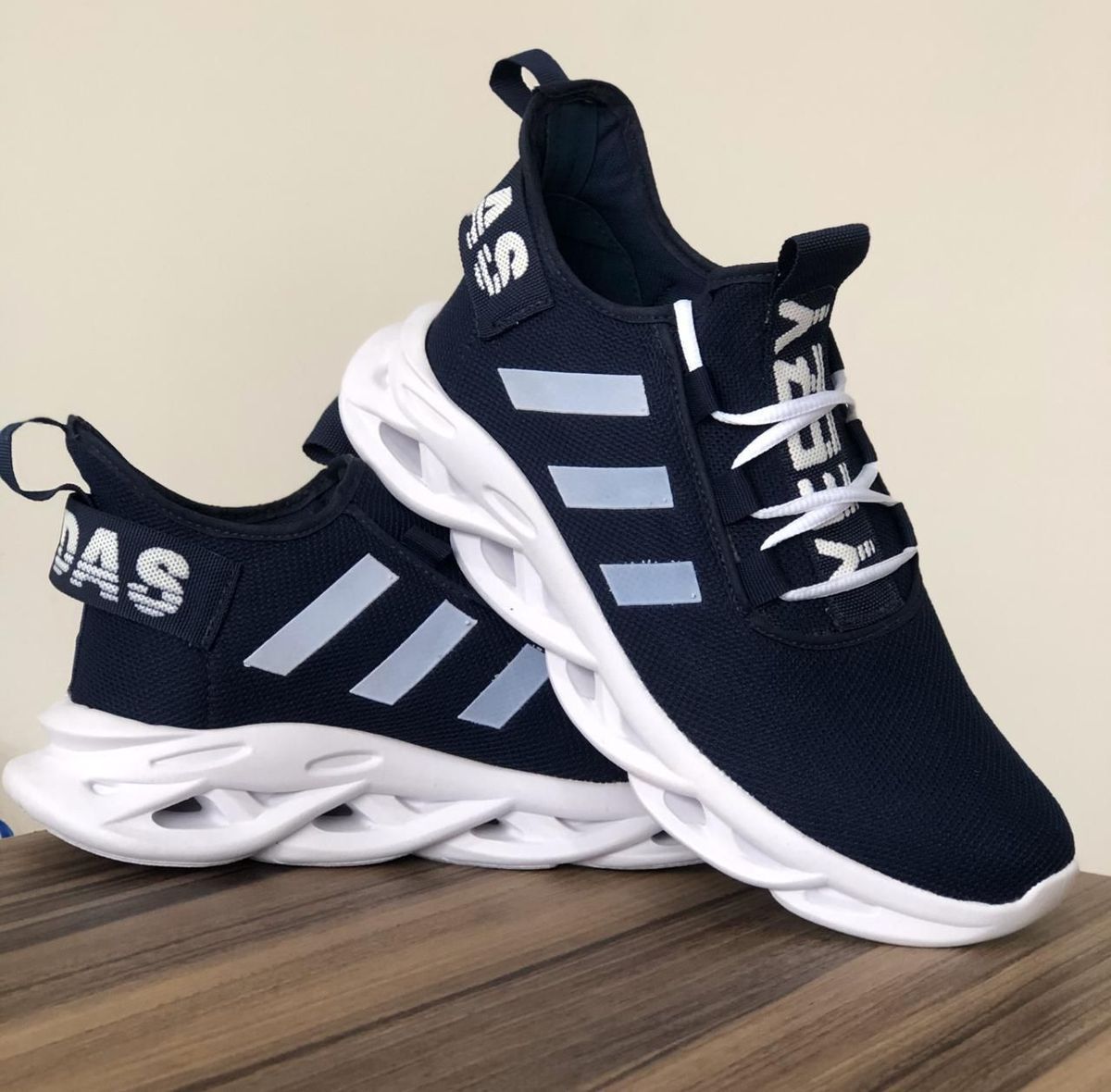 tênis adidas esportivo