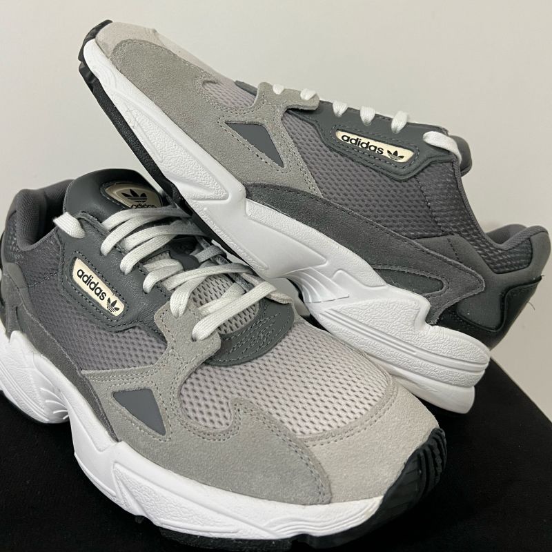 Adidas store falcon cinza