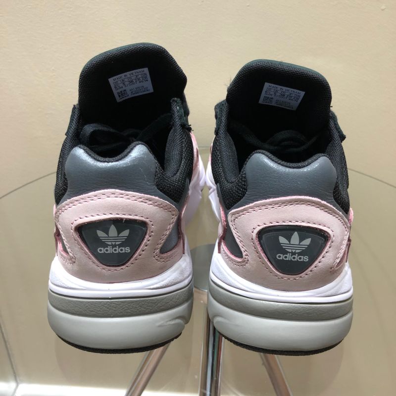 Tenis adidas best sale falcon kylie jenner