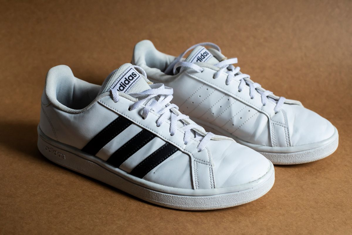 Tenis adidas branco com listras best sale pretas feminino