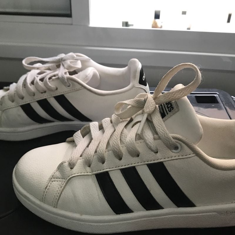 Tênis adidas branco hot sale com listra preta