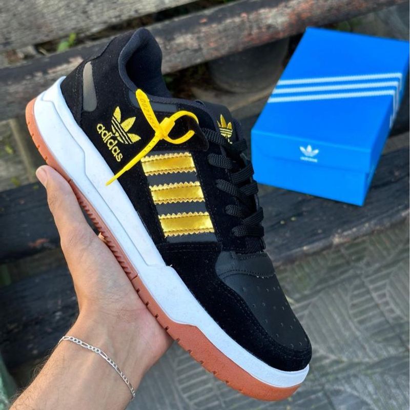 Tenis preto com dourado hot sale adidas