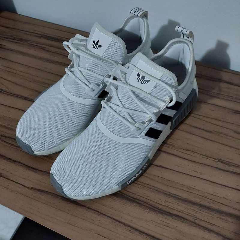 Foto Pessoa usando tênis Adidas NMD branco – Imagem de Estados