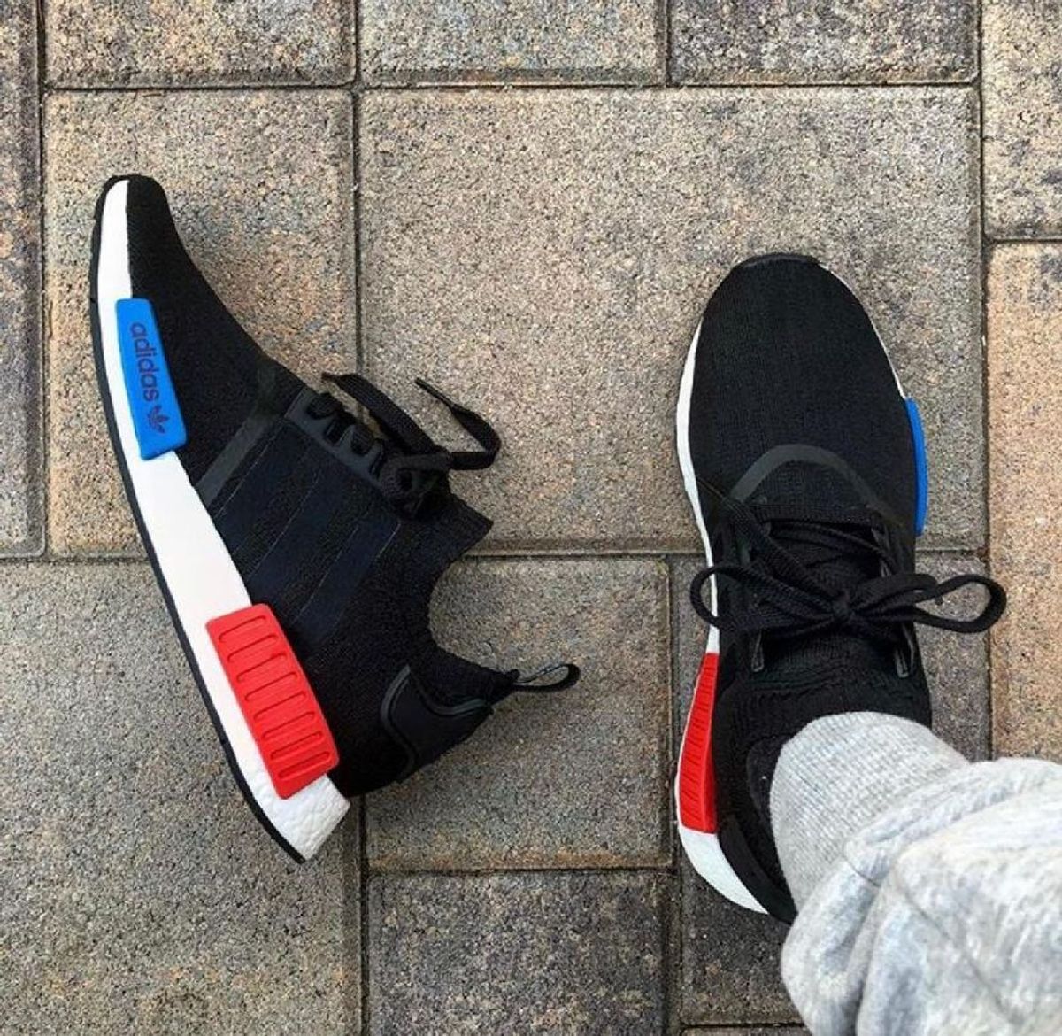 nmd r1 preto e vermelho