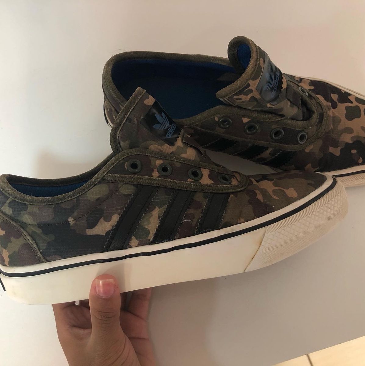 tenis adidas estampa militar