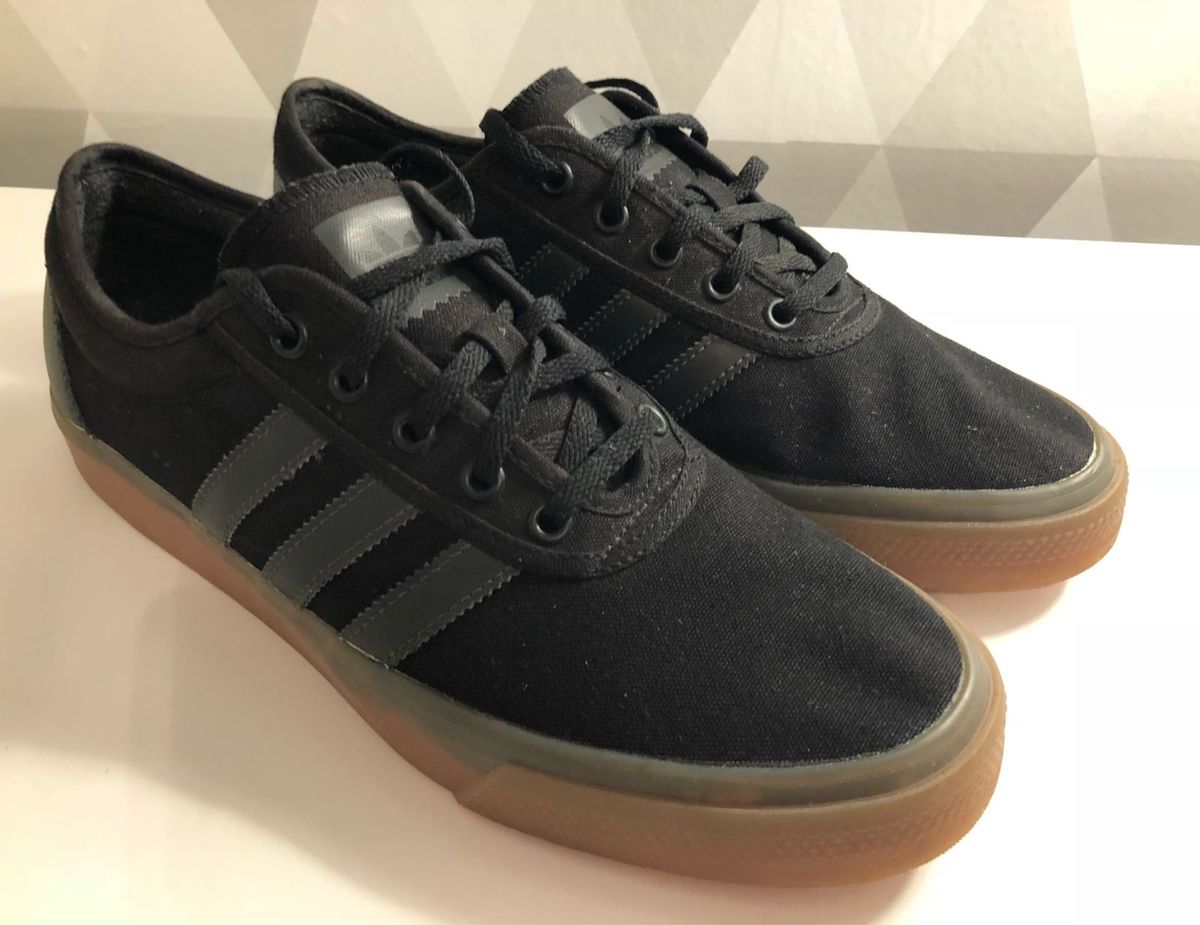 tenis adidas solado preto