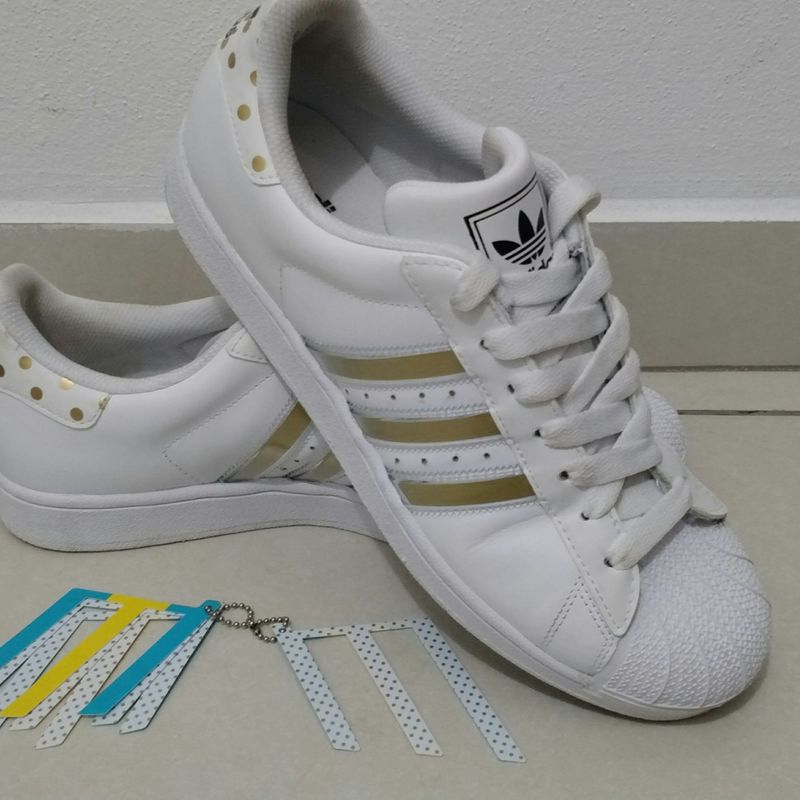 Tenis best sale superstar dourado