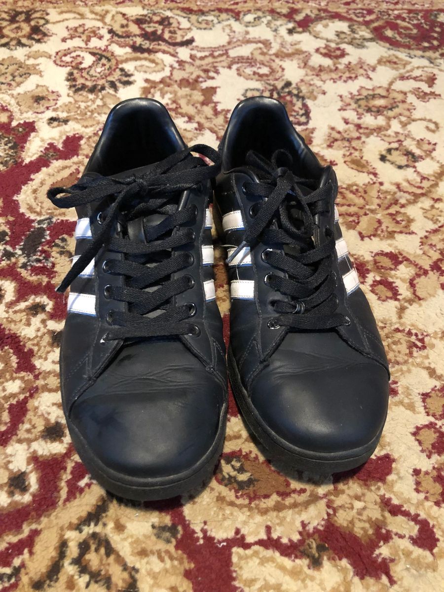 tenis adidas preto com listras brancas