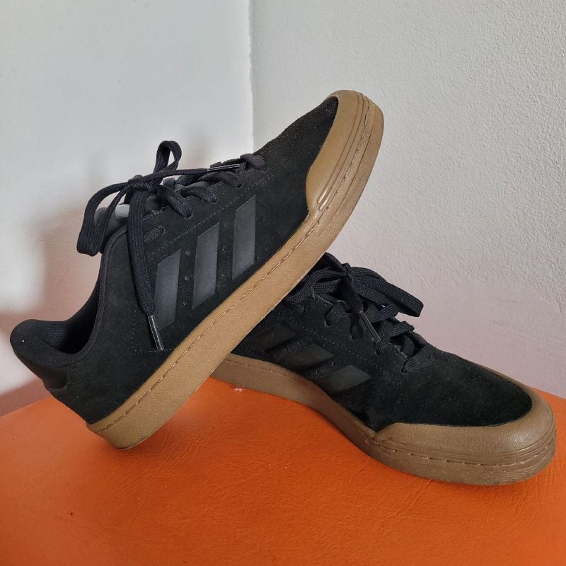 Tenis adidas sale preto e marrom