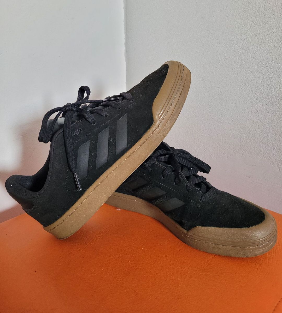 Adidas preto e store marrom