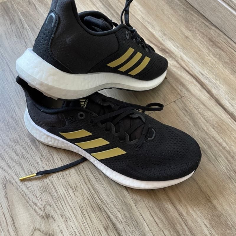 Tenis adidas preto store e dourado feminino