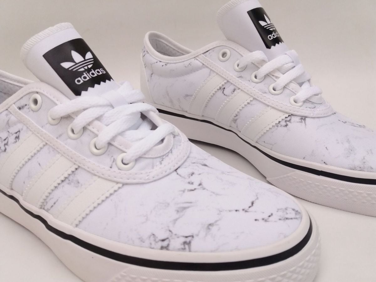 tênis adiease cinza