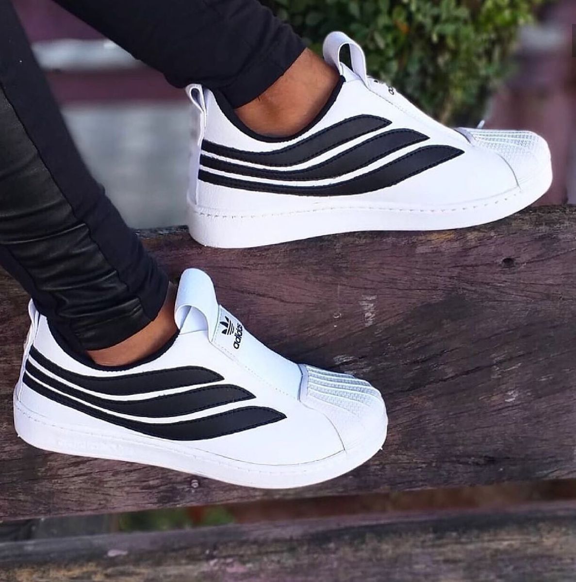 tenis adidas branco com listras pretas feminino