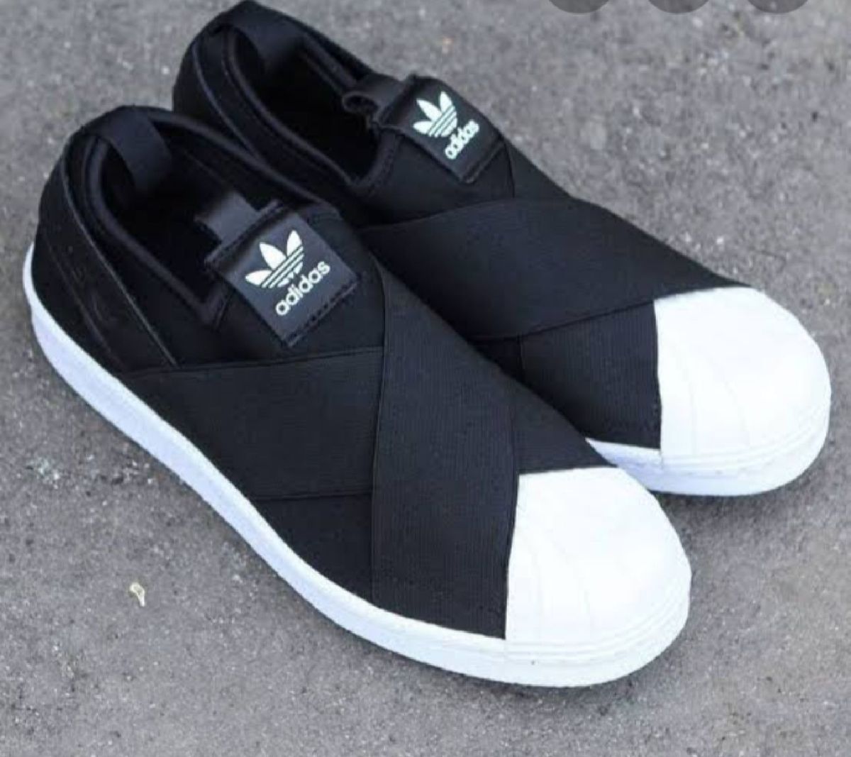 adidas slip on branco e preto
