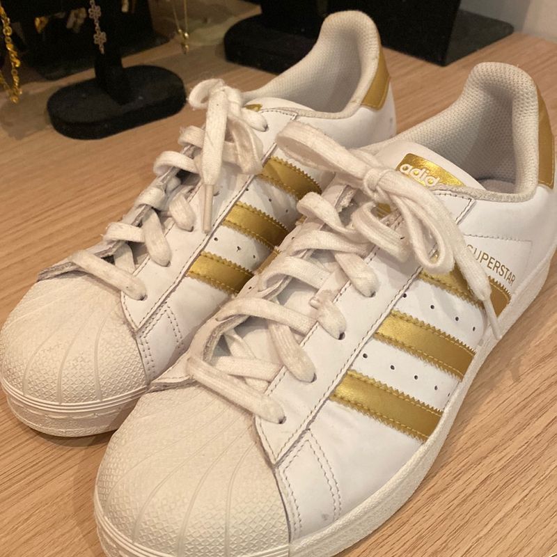 Adidas superstar store branco e dourado