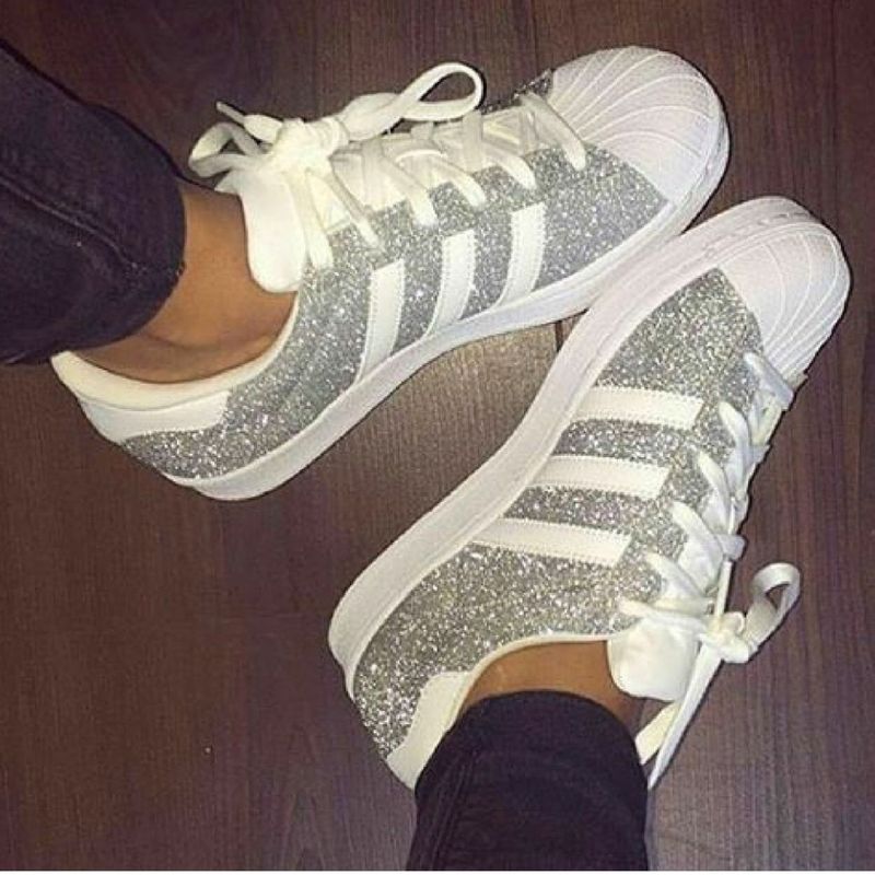 Tenis adidas superstar store prata com glitter