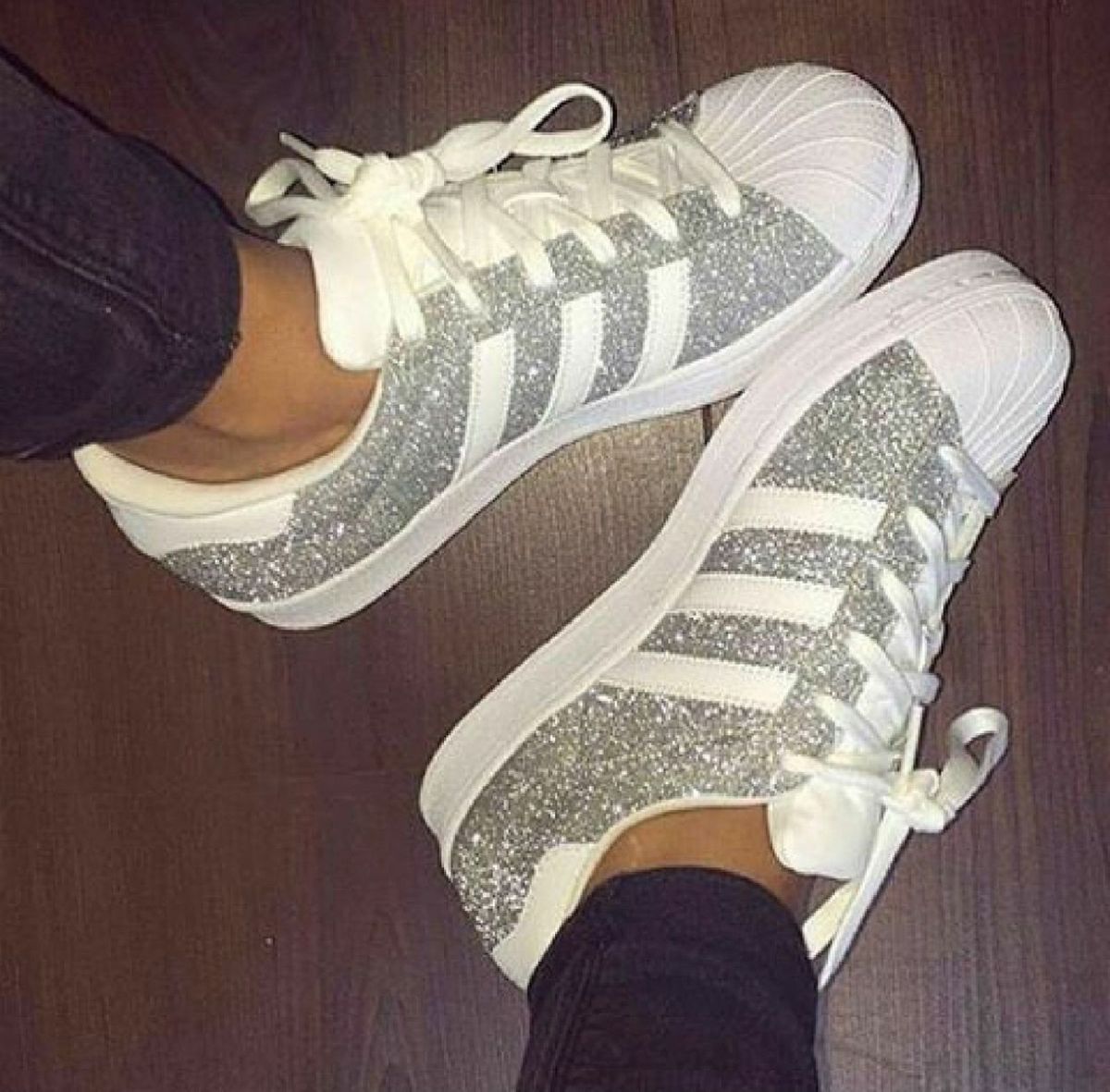 tenis adidas feminino brilhante