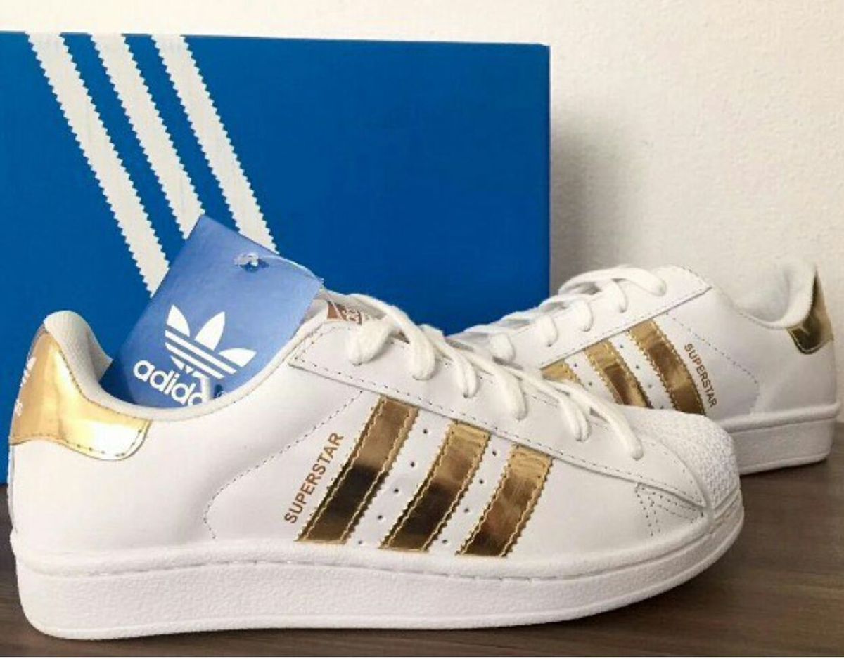 tenis adidas branco e dourado