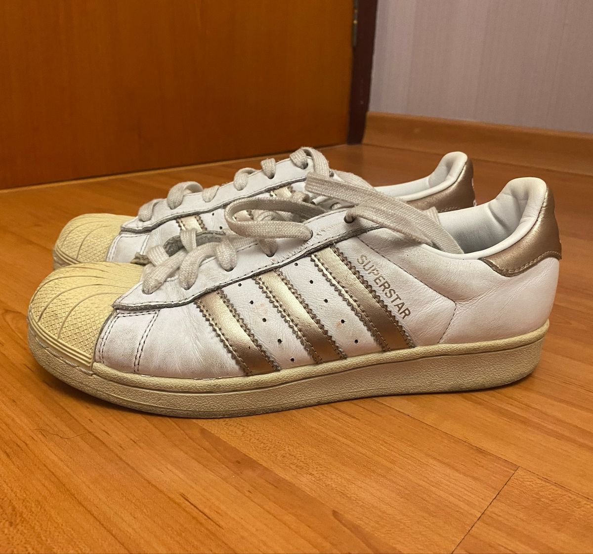 Adidas superstar branco e hot sale dourado