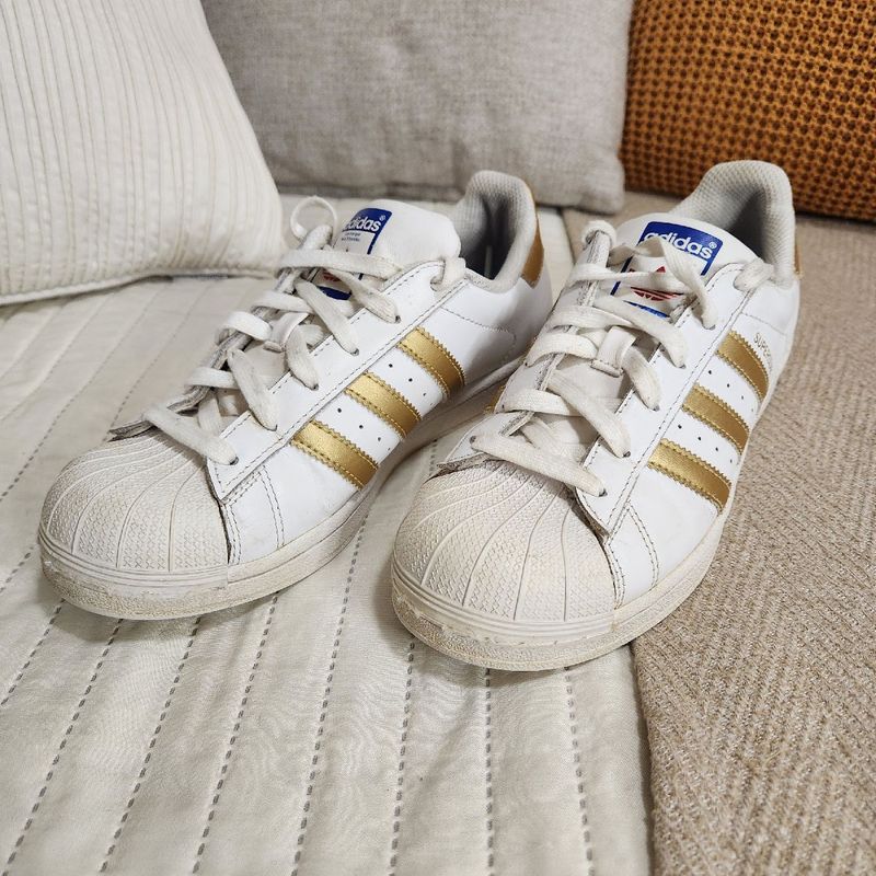 Adidas superstar com outlet dourado