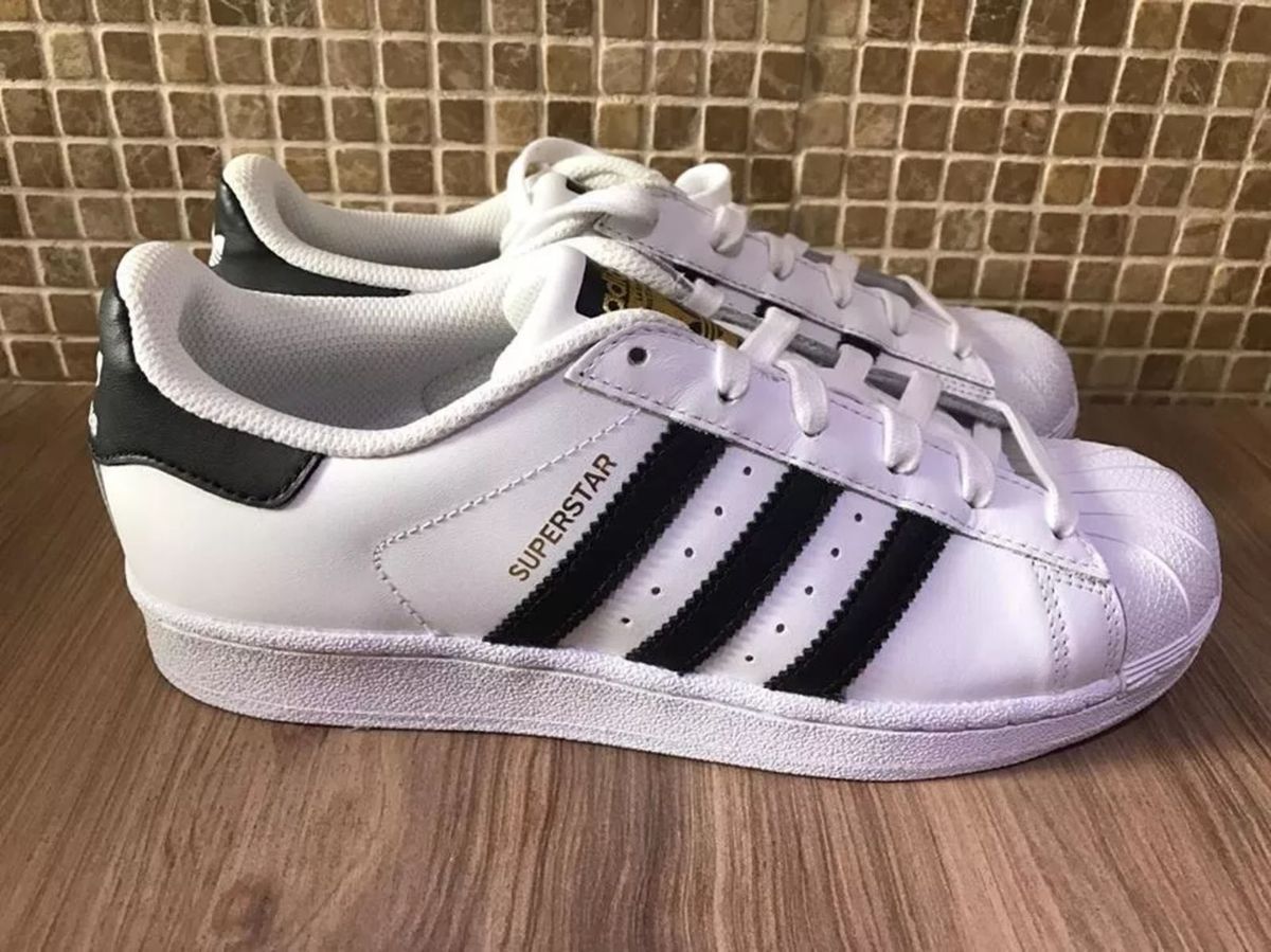tenis adidas branco com listras pretas