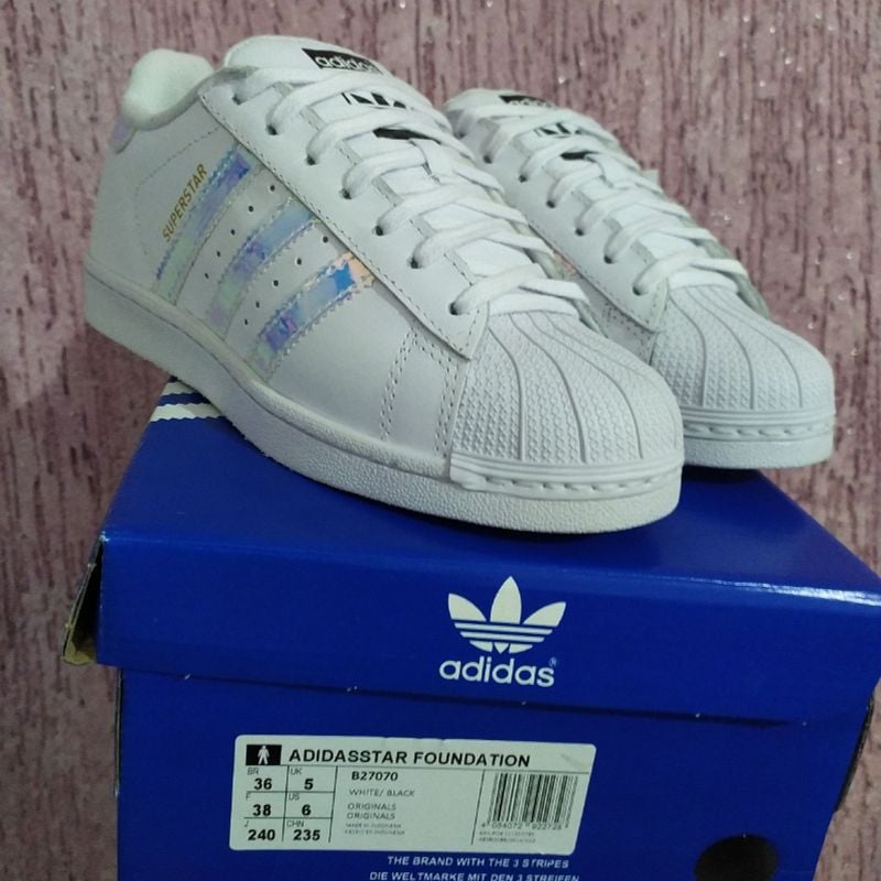 Tenis superstar best sale adidas holografico