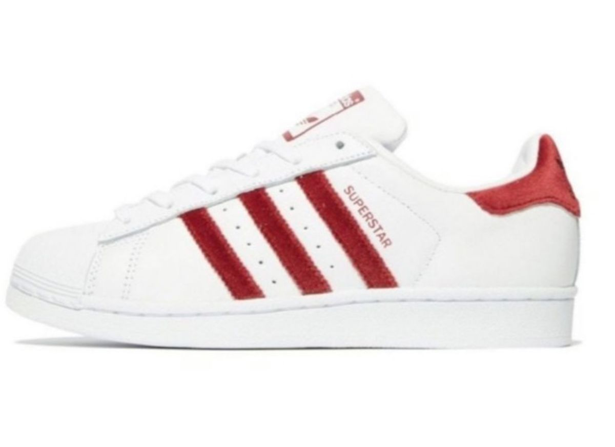 tenis branco com listra vermelha e verde