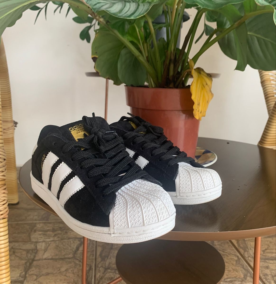 Adidas superstar preto e best sale branco camurça