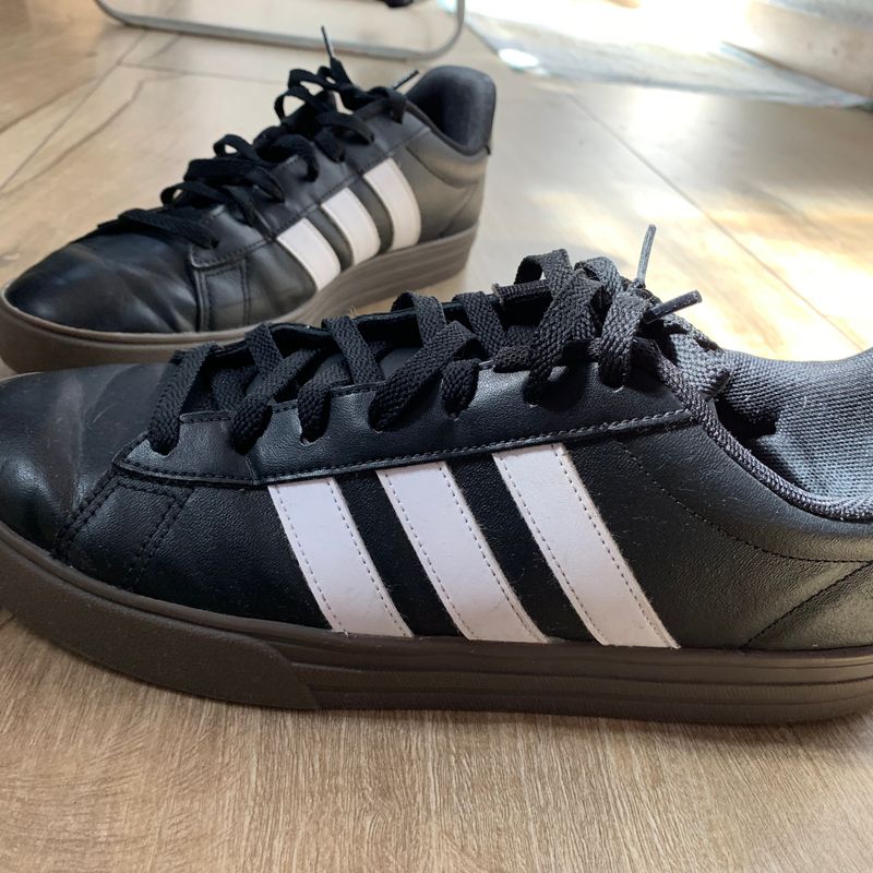 Tenis adidas preto store com solado marrom