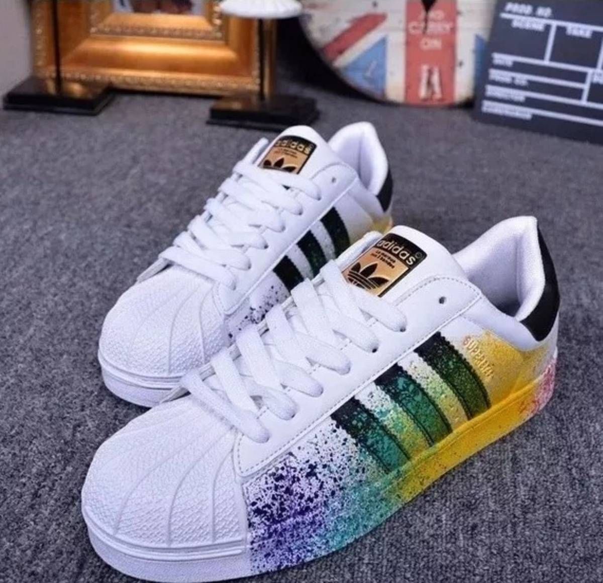 tênis colorido da adidas