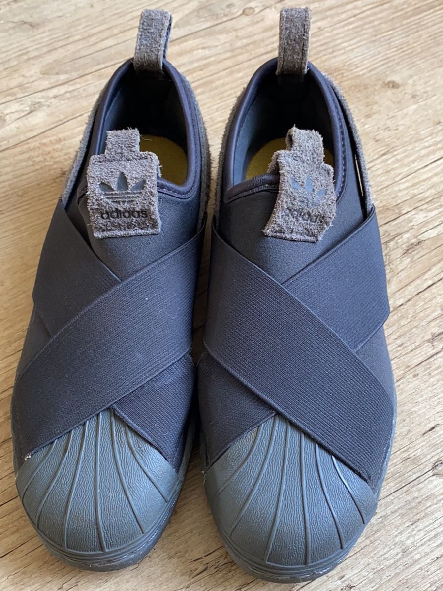 black and grey yeezy 700