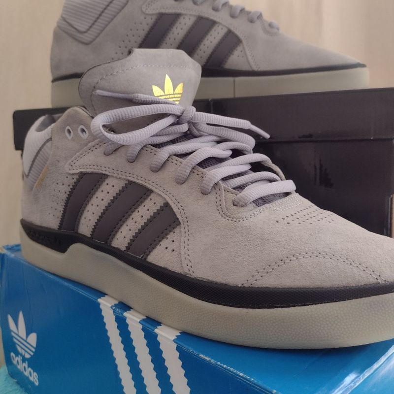 Adidas store skateboarding cinza