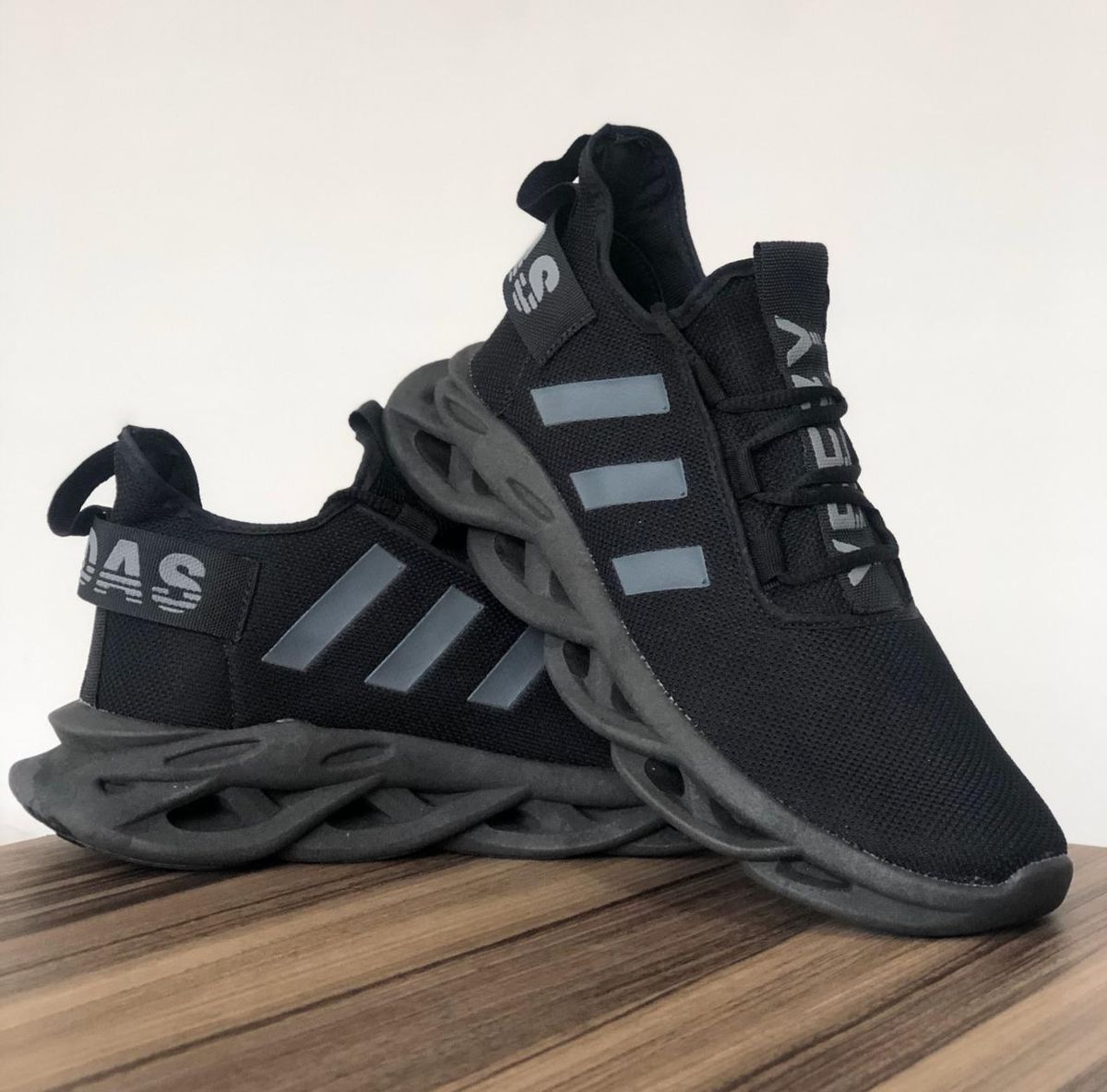 tenis adidas preto esportivo