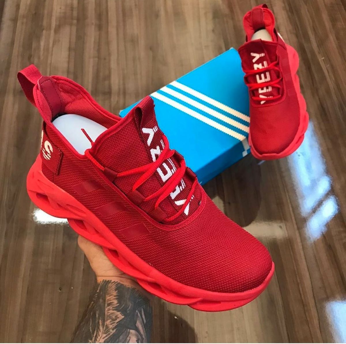 tenis yeezy vermelho