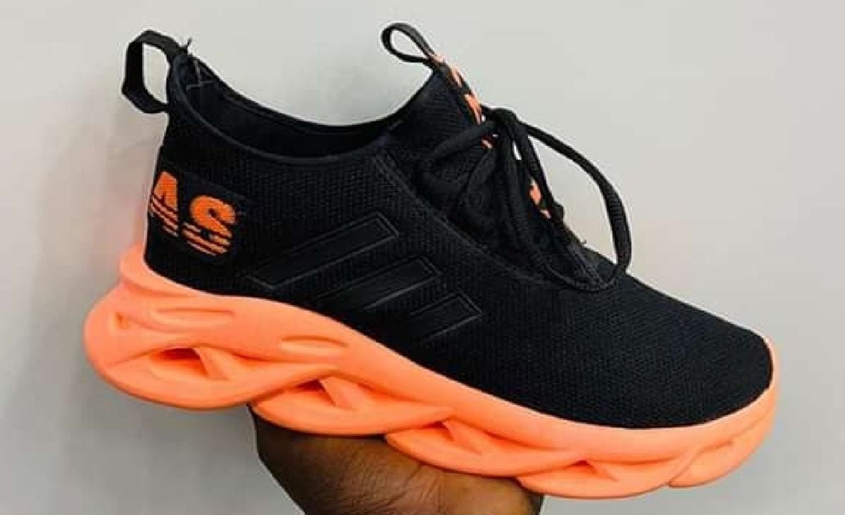 tenis adidas preto com laranja