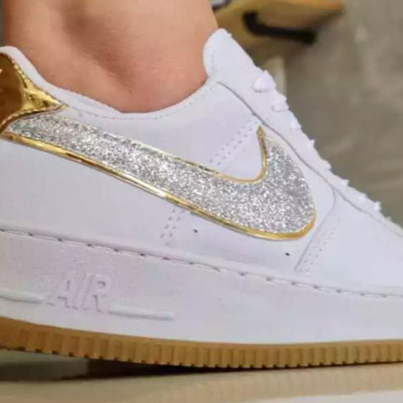 Tenis nike best sale dourado com glitter