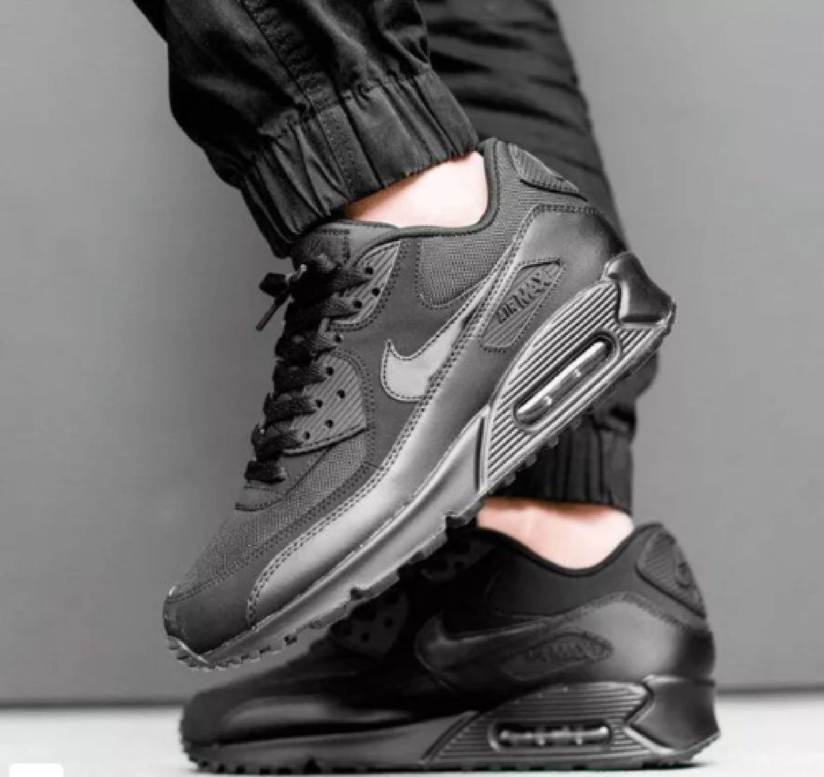 air max 90 preto no pé