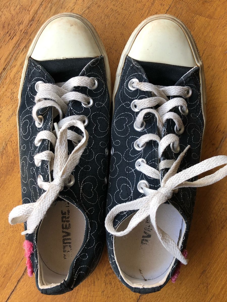 tenis preto com linha branca