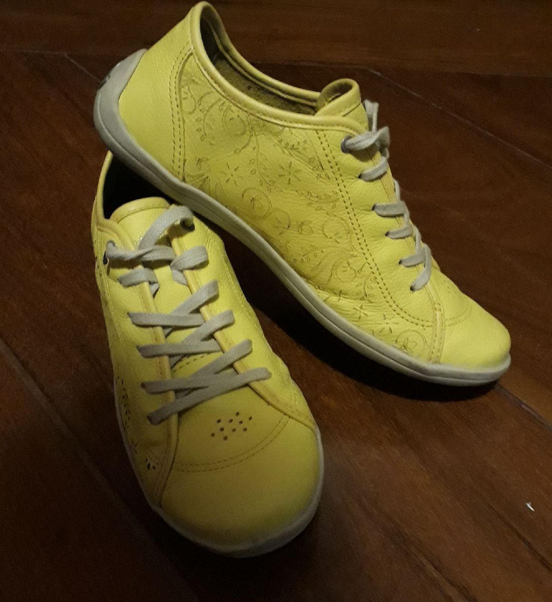 tenis cravo e canela amarelo