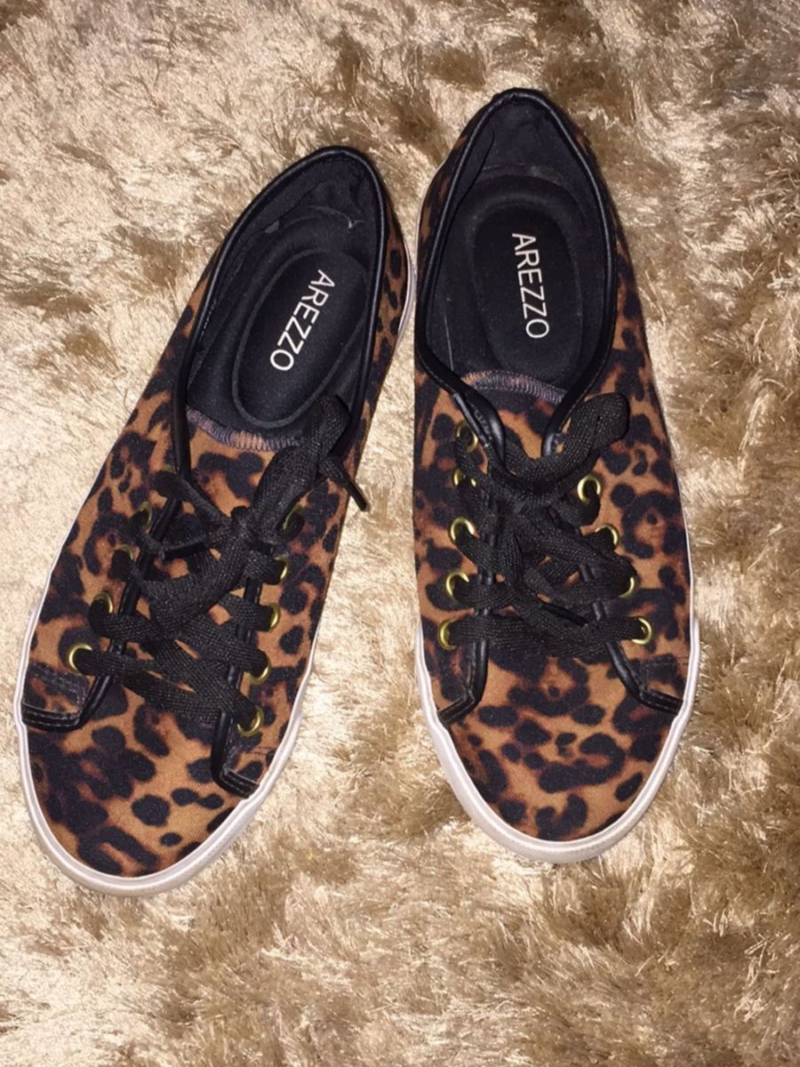 tênis animal print arezzo