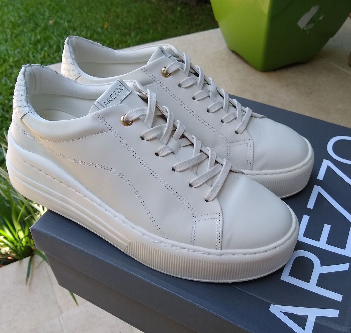 tenis couro branco arezzo