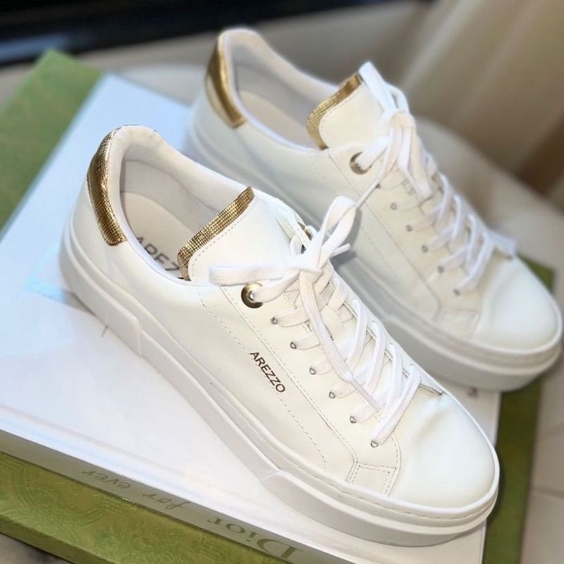 Tenis Arezzo de Couro Branco com Detalhes Dourado Tênis Feminino