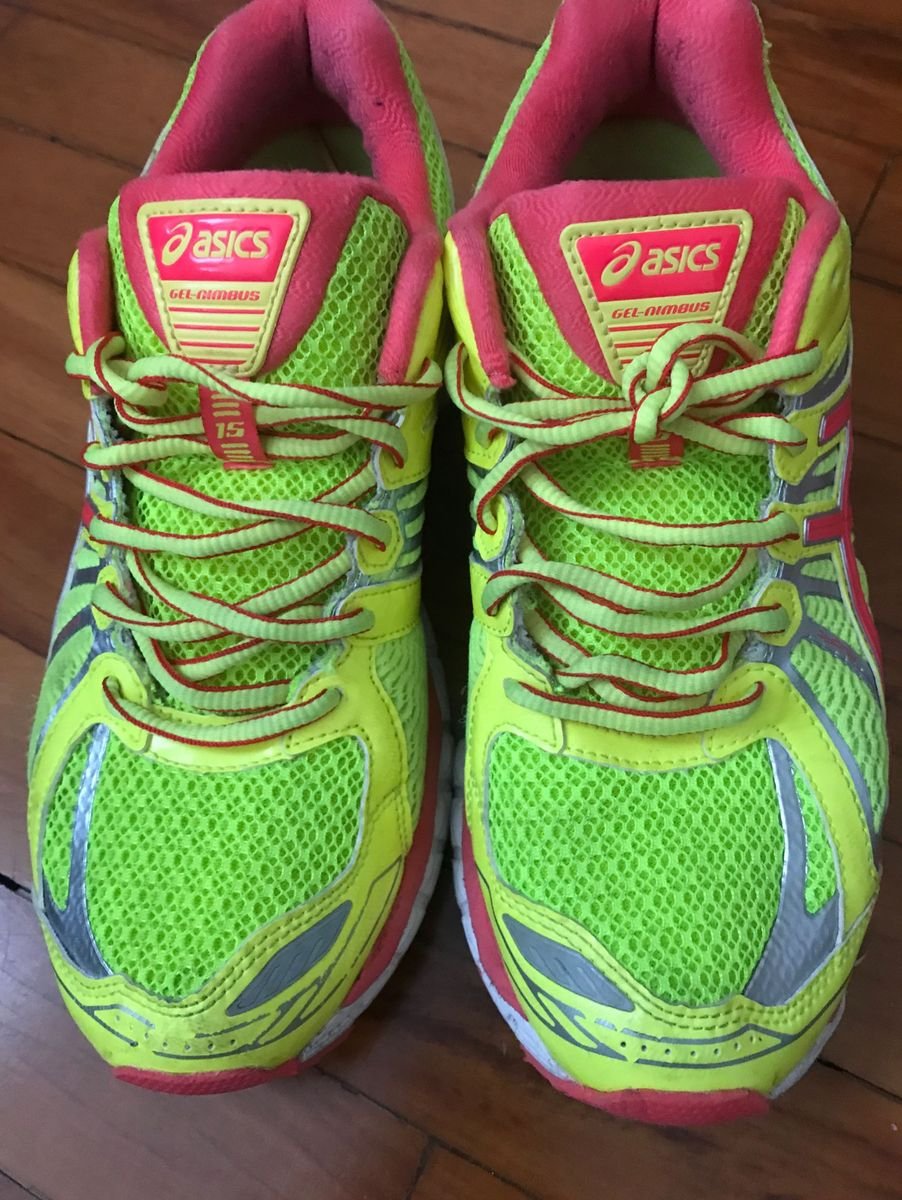 tenis asics feminino neon