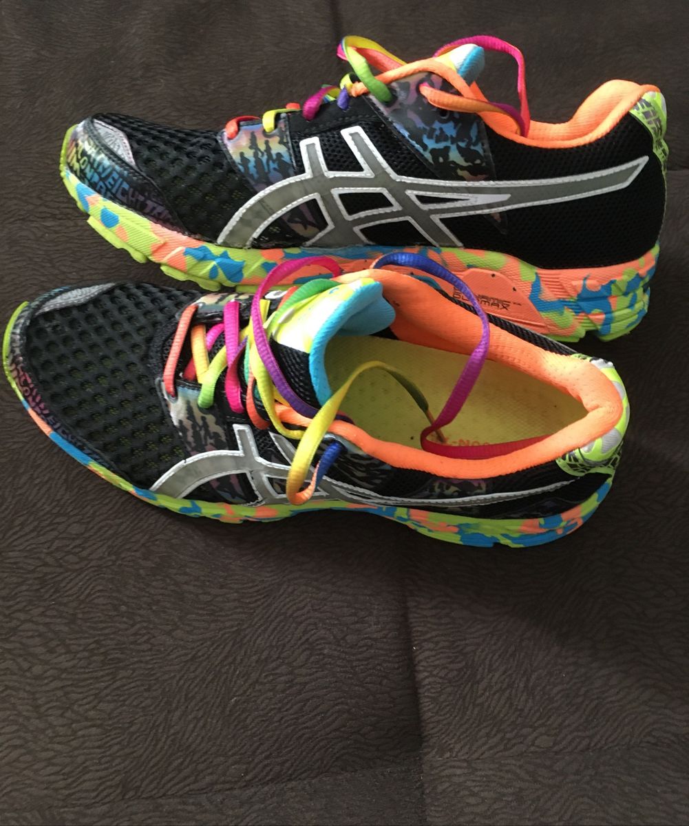 tenis asics solado colorido