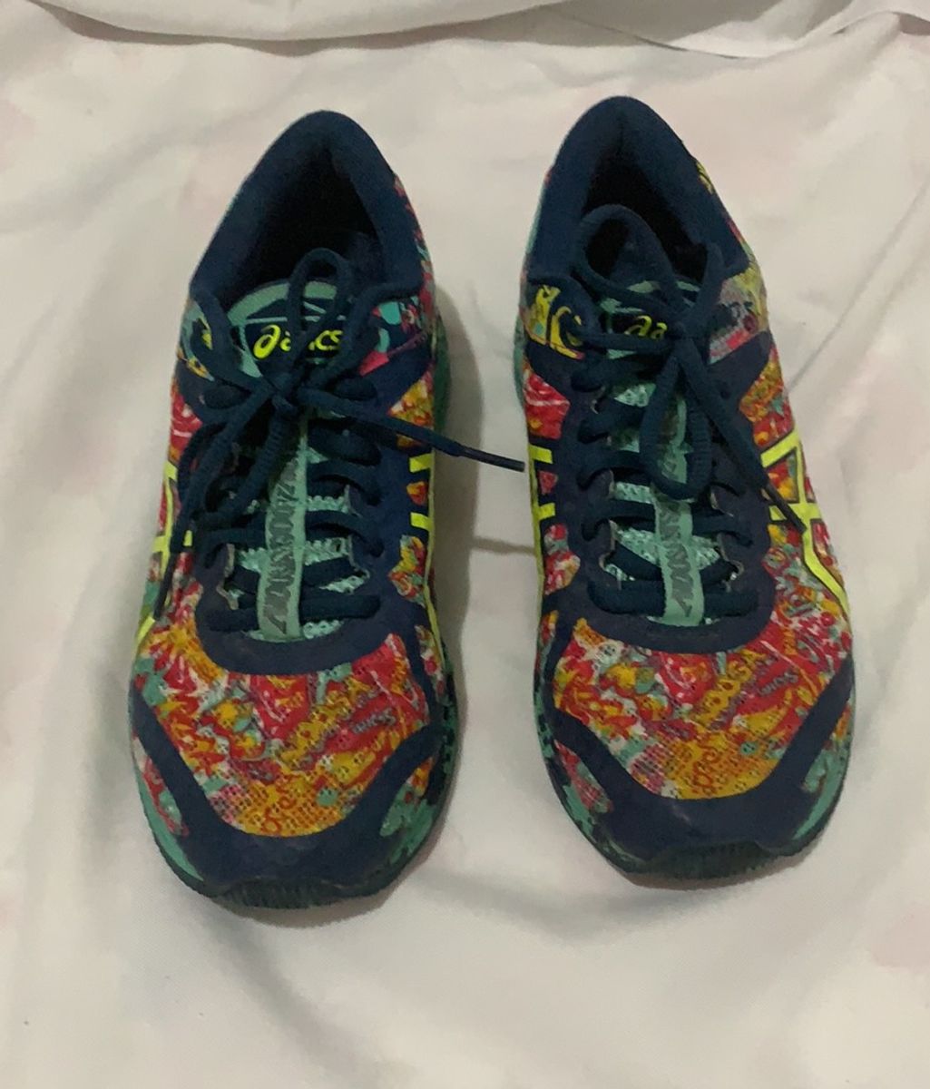tenis asics estampado