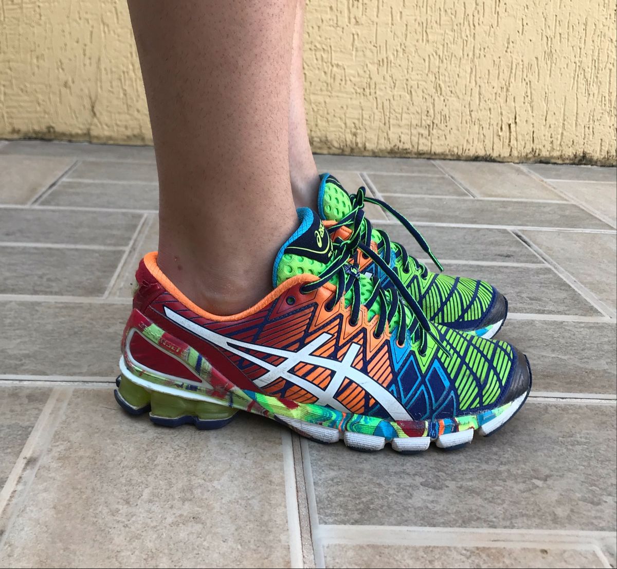 sapato asics colorido