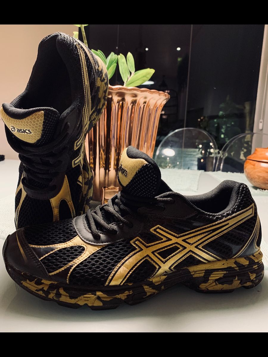 asics preto e dourado