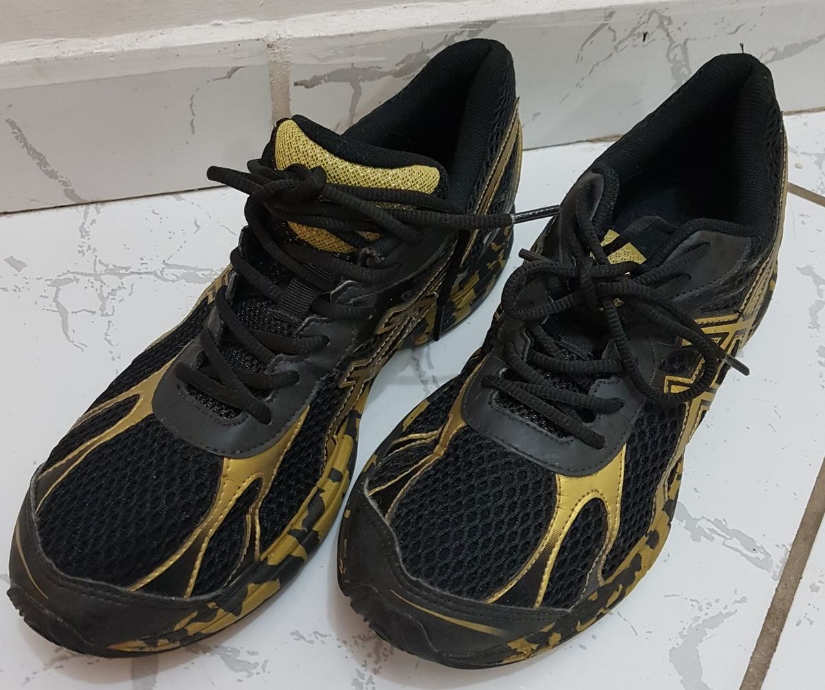 asics preto com dourado