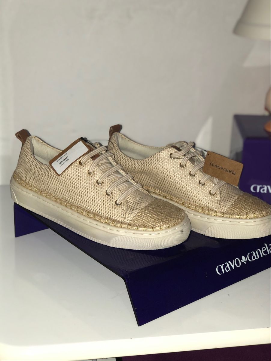 tenis cravo e canela bege